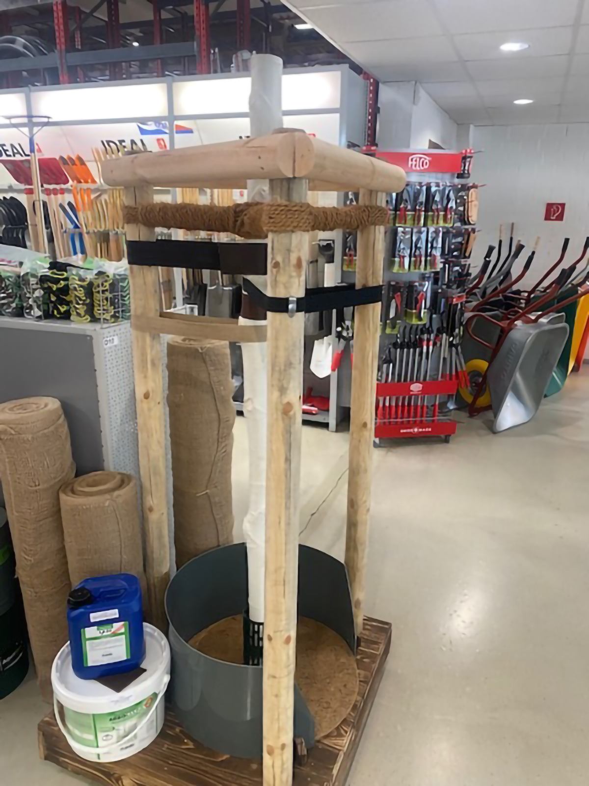 Holzbaumpfähle aufgebaut