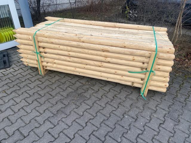 Holzbaumpfähle auf Palette